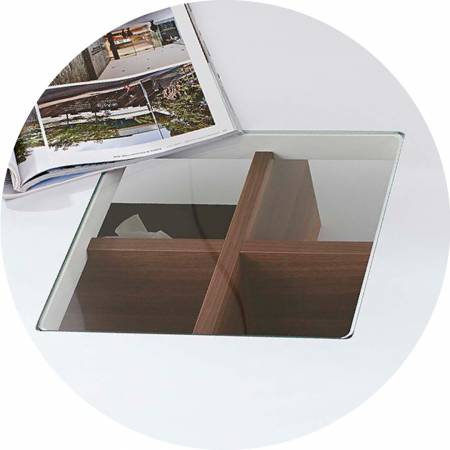 O tampo da mesa combinado com vidro cria um efeito de perspectiva.